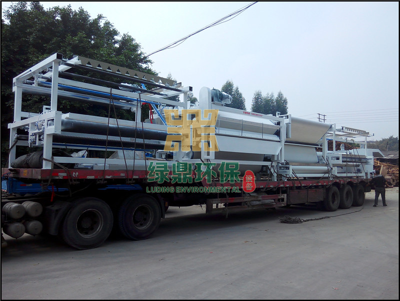 帶式壓濾機(jī)發(fā)往鉆井廢棄泥漿破膠處理工程 1