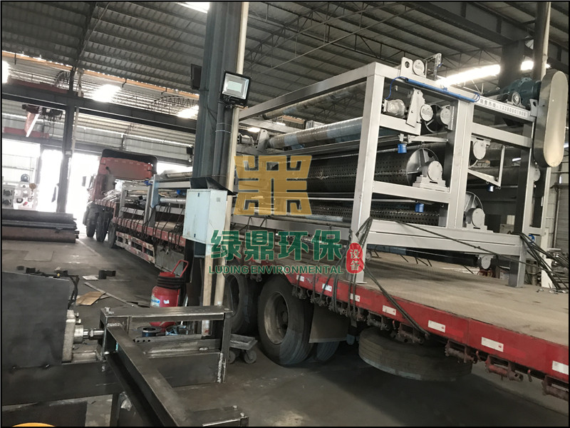 帶式壓濾機(jī)發(fā)往鉆井廢棄泥漿固化處理工程 3