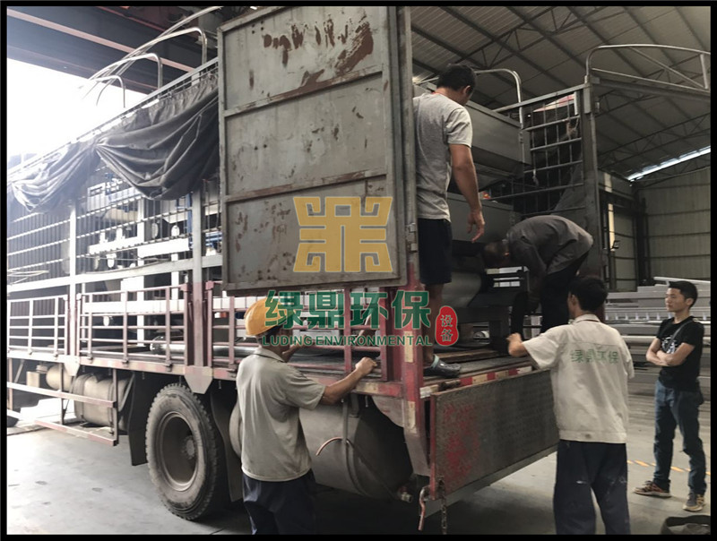 帶式壓濾機發(fā)往鉆井廢棄泥漿水處理工程 1