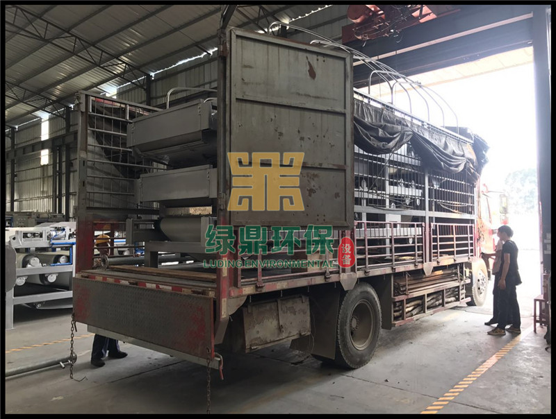 帶式壓濾機發(fā)往鉆井廢棄泥漿水處理工程 3